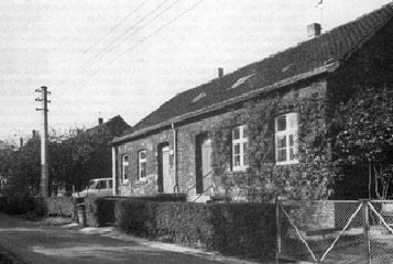 Arbeiterhäuser der Aplerbecker Hütte - Foto aus: Siegfried Niehaus: Kleine Geschichte des Amtes Aplerbeck. Dortmund, 1980