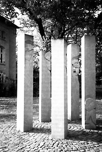 Mahnmal im Park der Westf. Klinik f. Psychiatrie - Foto aus: Kirchhoff et al. [Hg.]: 1100 Jahre Aplerbeck. Essen, 1998